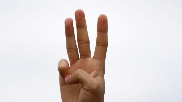 指で数字の3を表す手の画像
