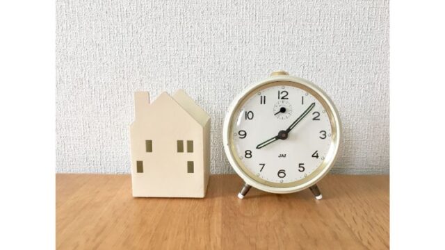 家の模型と時計の画像