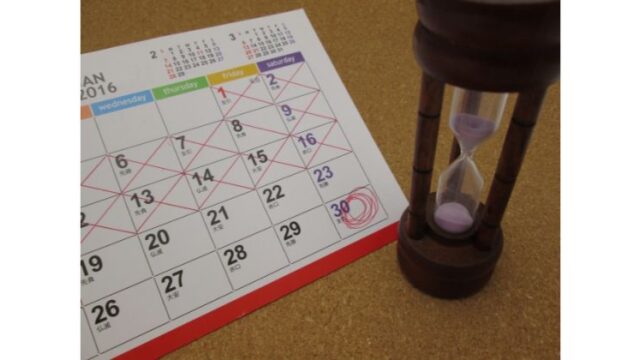 カレンダーと砂時計の画像