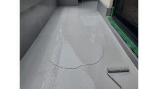 ベランダ床面にウレタン防水の施工をしている画像